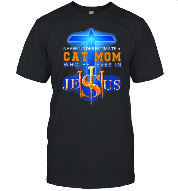 Never Underestimate a Cat Mom Who Believes Jesus  Classic Men's T-shirt