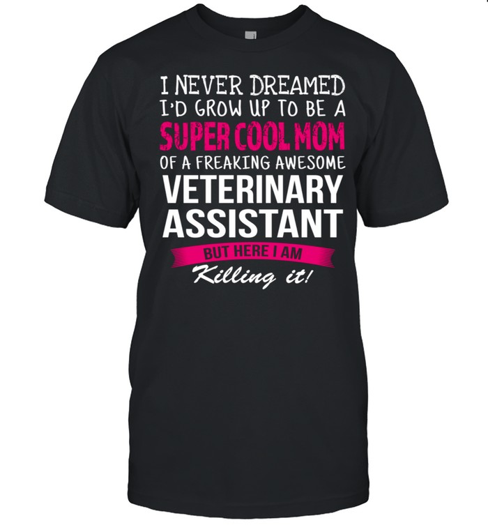 Mom of Veterinary Assistant I Never Dreamed shirt Classic Men's T-shirt
