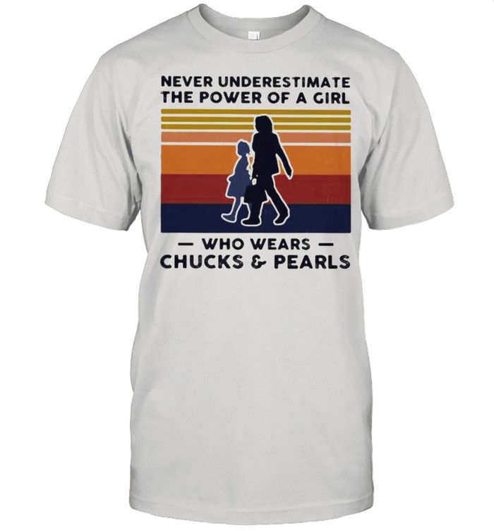 Never Underestimate The Power Of A Girl Who Wears Chucks And Pearls Vintage shirt Classic Men's T-shirt