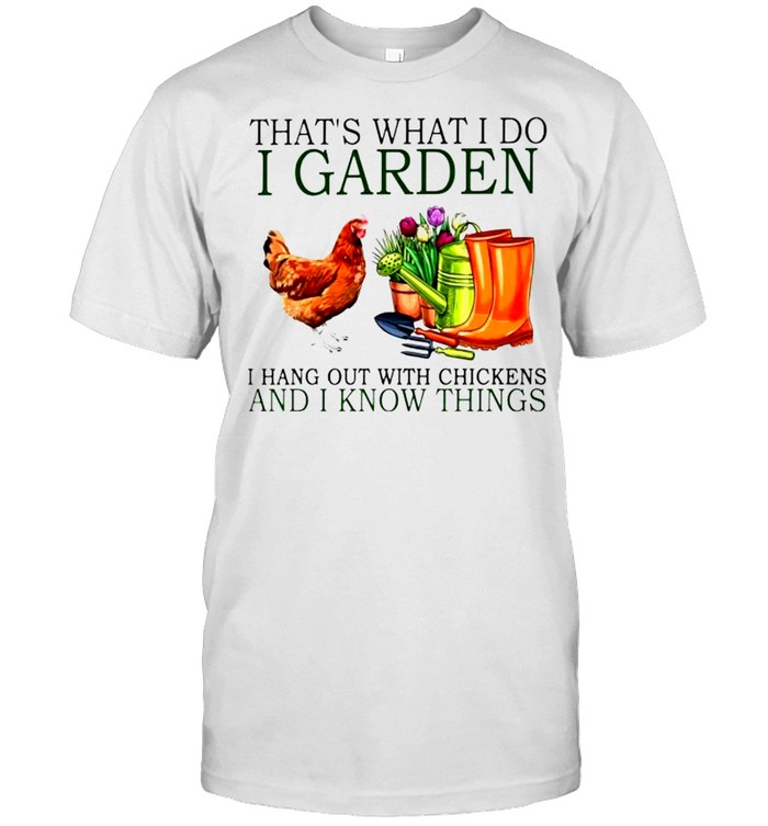 That’s what I do I garden I hang out with chickens and I know things shirt Classic Men's T-shirt