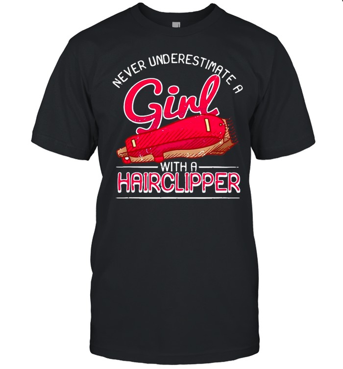 Female Barber Never Underestimate A Girl With A Hairclipper T-shirt Classic Men's T-shirt