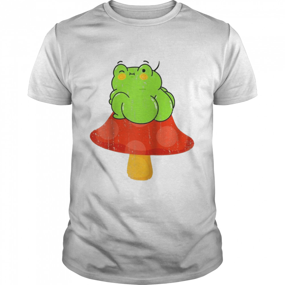 Cottagecore Aesthetic Frog Sitting on Mushroom Goblincore  Classic Men's T-shirt
