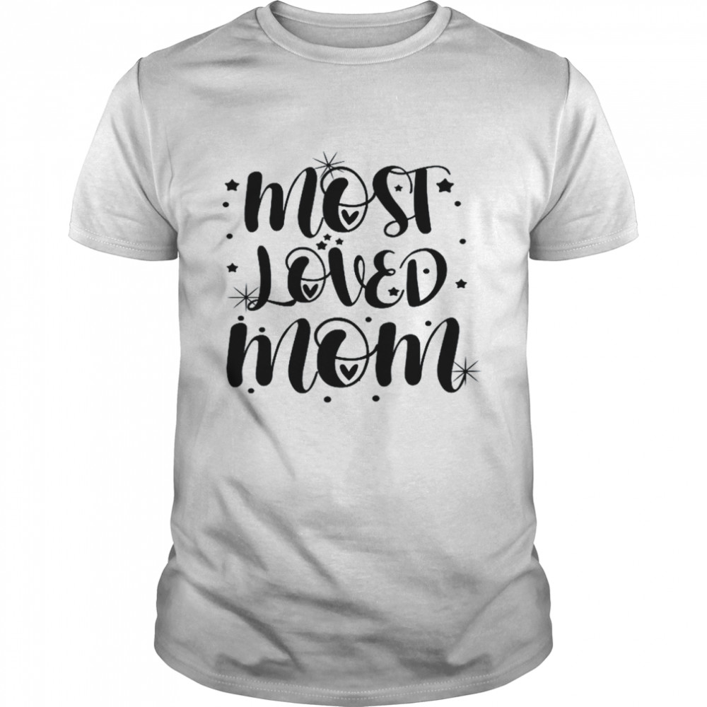 Schriftzug Most Loved Mom, niedlicher Text mit kleinen Herzen und Sternen  Classic Men's T-shirt