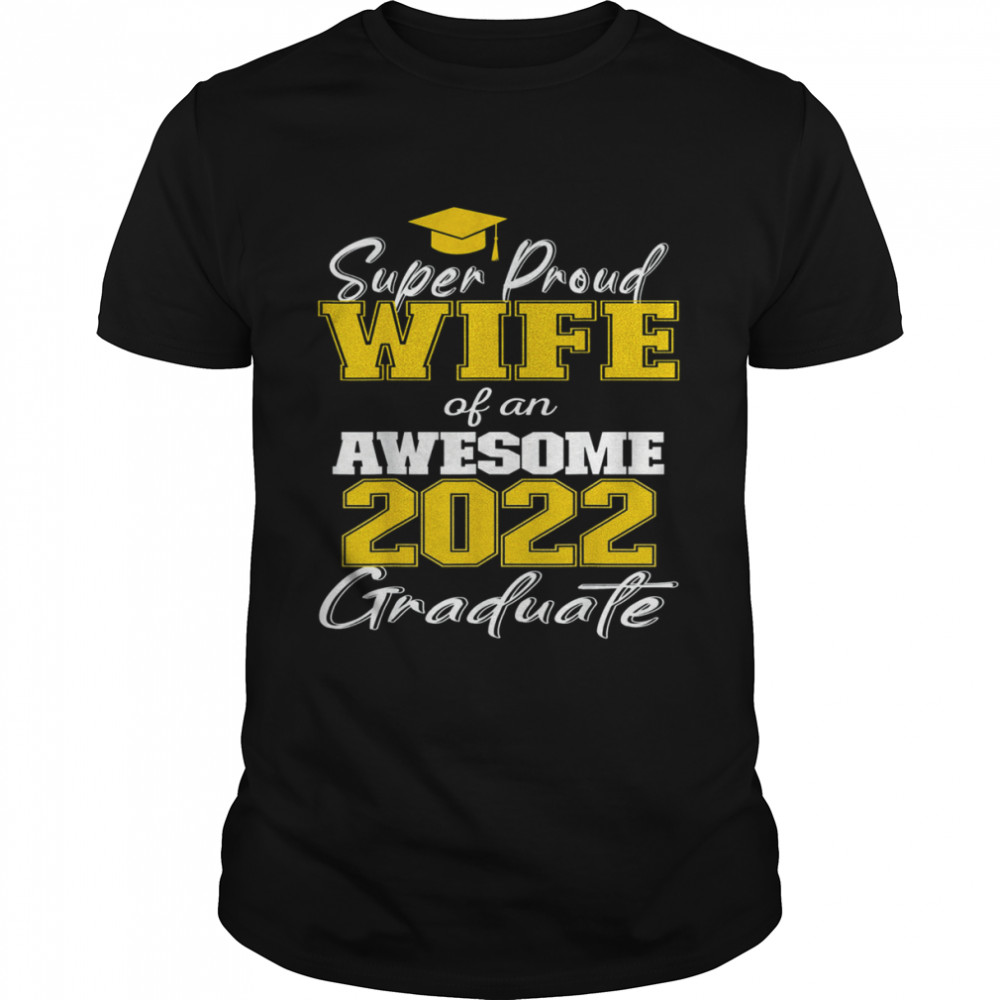 Super Proud Wife of 2022 Graduate Awesome Family College  Classic Men's T-shirt
