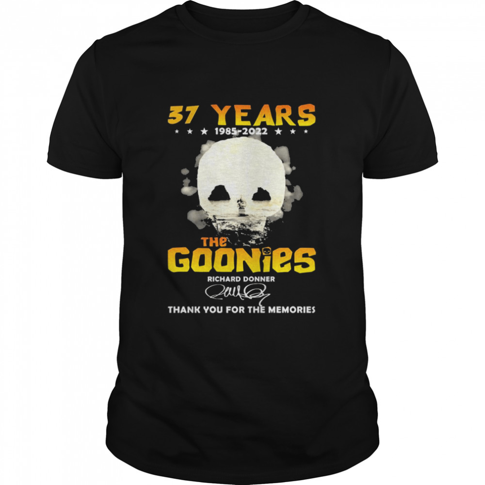 37 Years 1985 2022 The Goonies Richard Donner Signatures Thank You For The Memories  Classic Men's T-shirt