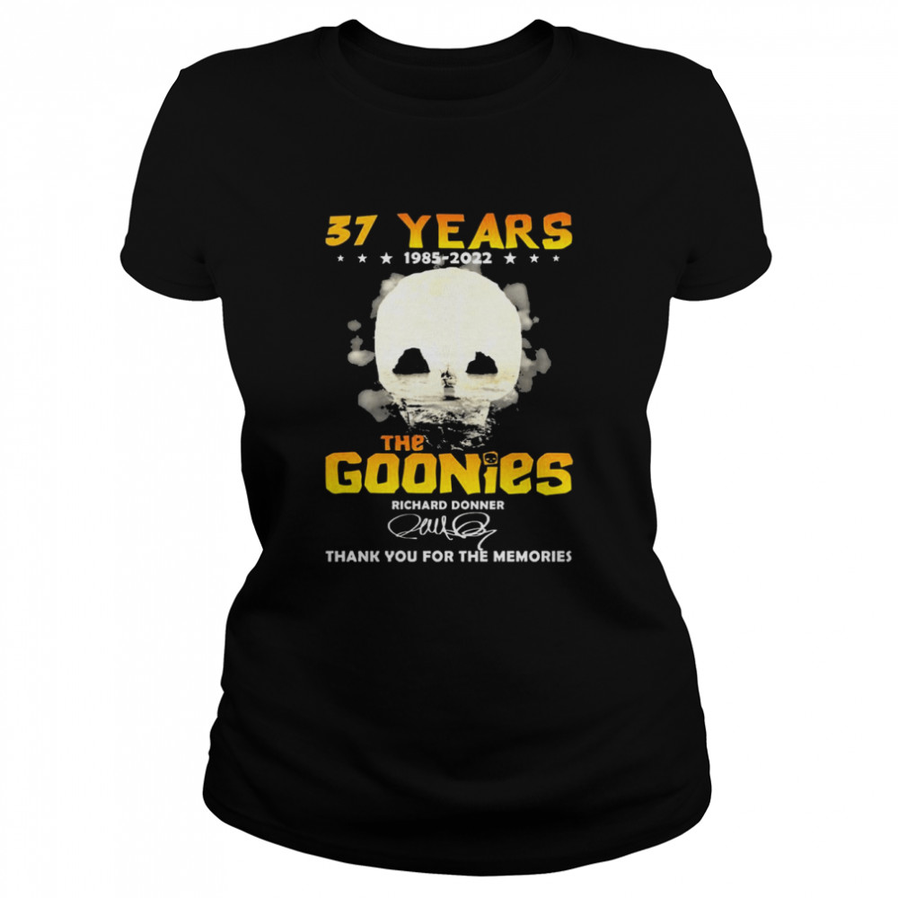 37 Years 1985 2022 The Goonies Richard Donner Signatures Thank You For The Memories Classic Women's T-shirt