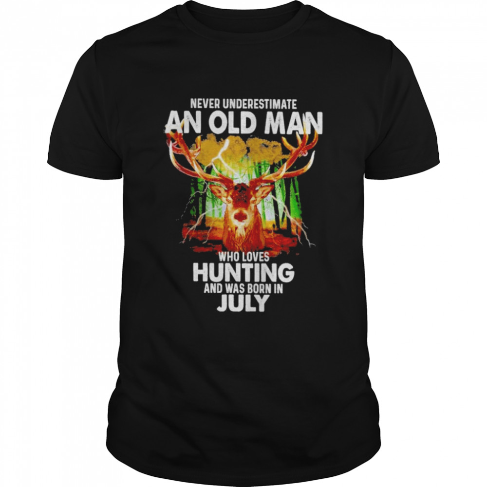 Never underestimate an old Man who loves Hunting and was born in July 2022 shirt Classic Men's T-shirt