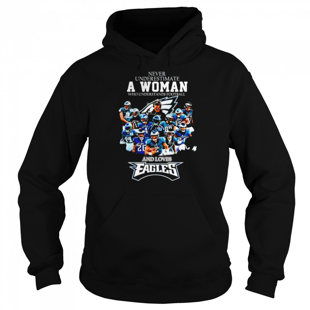 Never underestimate a woman who understands football and loves Eagles shirt Unisex Hoodie