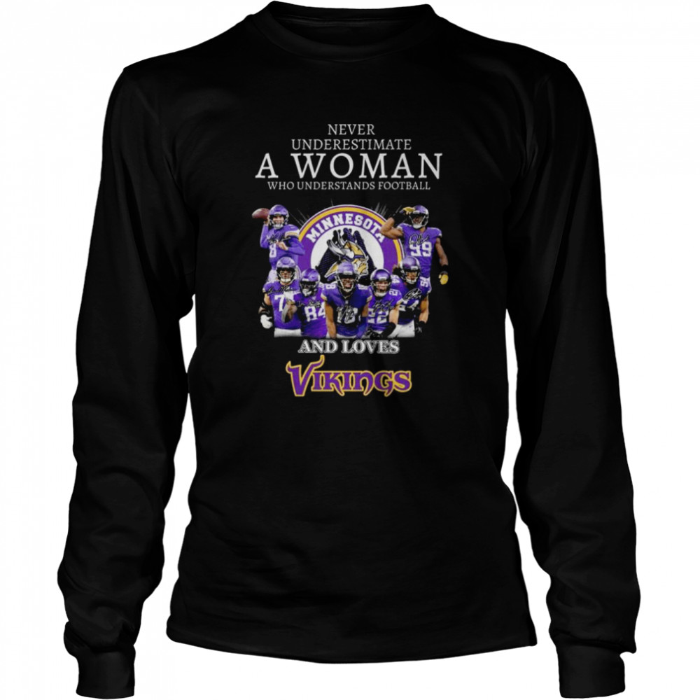Never underestimate a woman who understands football and loves Minnesota Vikings signatures 2022 shirt Long Sleeved T-shirt